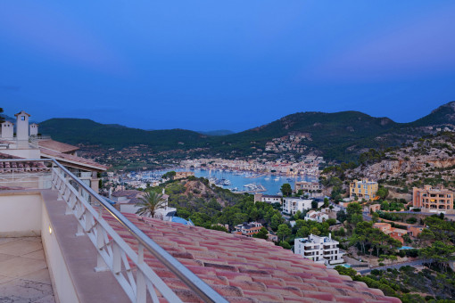 Ambiente nocturno sobre el puerto – directamente desde la terraza