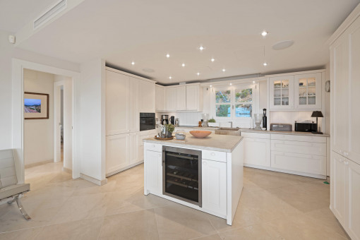 Cocina abierta con isla y vinoteca integrada