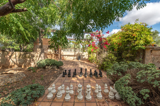 Gran tablero de ajedrez en el jardín