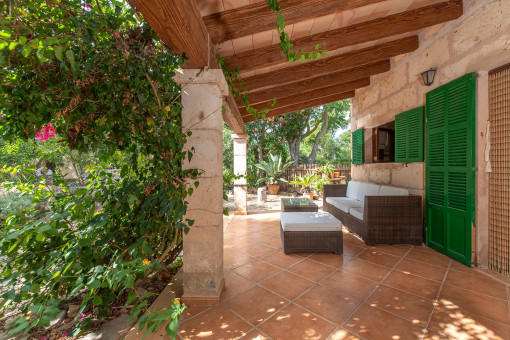 Terraza cuvierta casa de invitados
