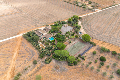 Finca con pista de tenis