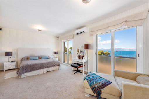 Dormitorio con vista al mar