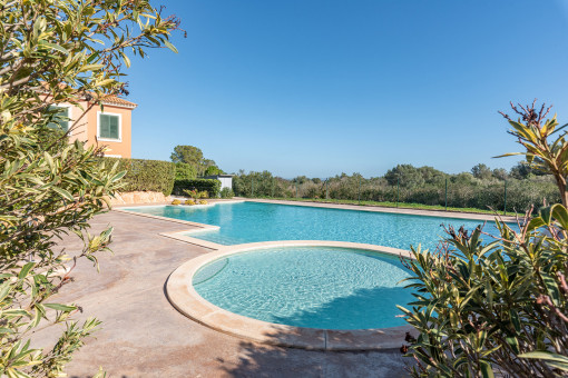 Piscina comunitaria con vistas a la naturaleza