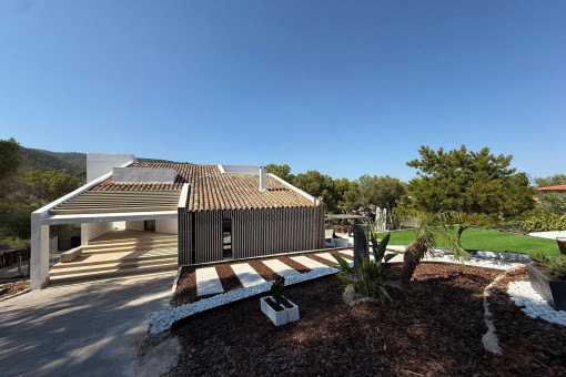 Zona exterior mediterránea con varias terrazas, diseñada de forma armoniosa y de fácil mantenimiento