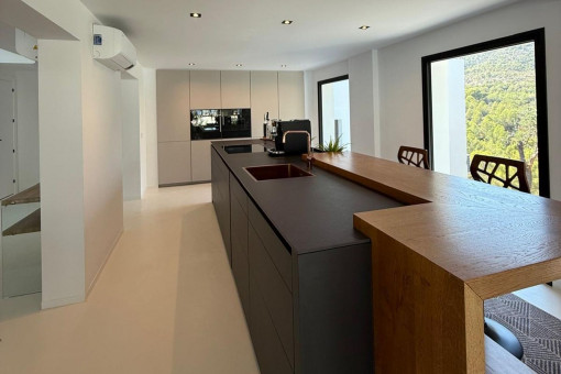 Amplia cocina con isla y vistas al mar