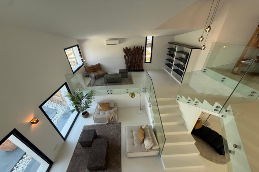 Techos altos en el luminoso salón