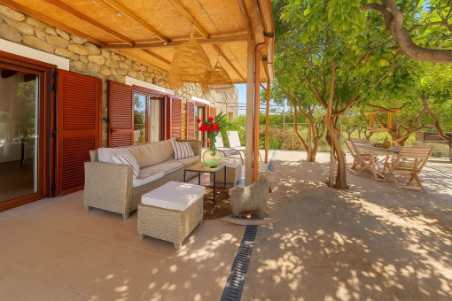 Terraza cubierta con zonas de estar