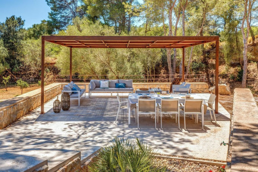 Zona de comedor cubierta con vistas a la piscina