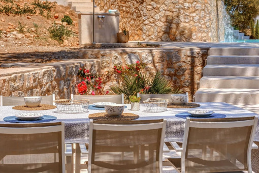 Zona de comedor cubierta con vistas a la piscina