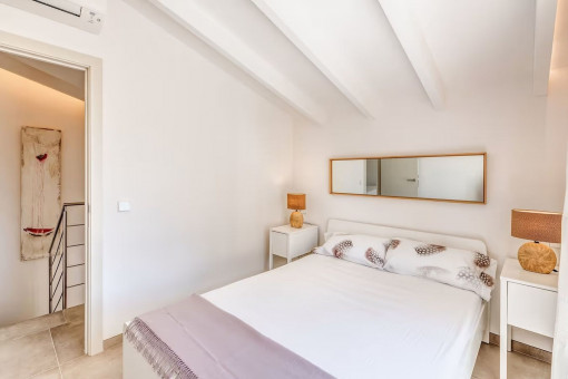 Dos dormitorios con mobiliario confortable