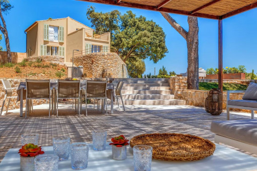 Amplia terraza con zona lounge, comedor