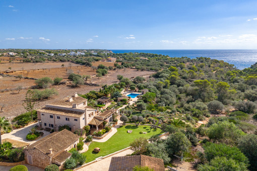 Elegante finca de piedra natural con vistas al mar en una ubicación privilegiada en Santanyí