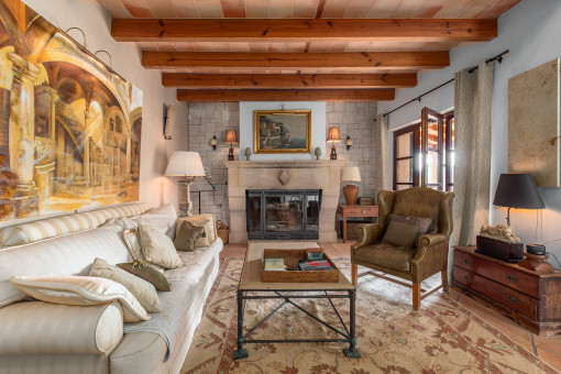 Acogedor sala de estar con chimenea