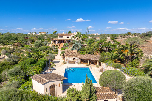 Finca con piscina y vistas al mar