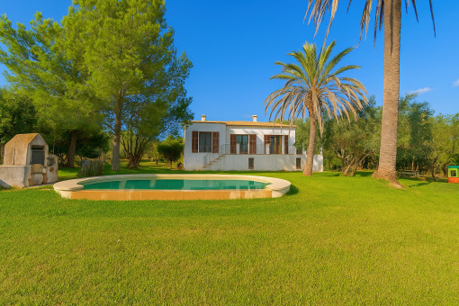 Finca modernizada con vistas a la montaña, piscina y licencia de alquiler, cerca del casco antiguo de Pollensa