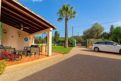La terraza cubierta y la entrada