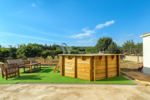 La piscina y la zona de descanso