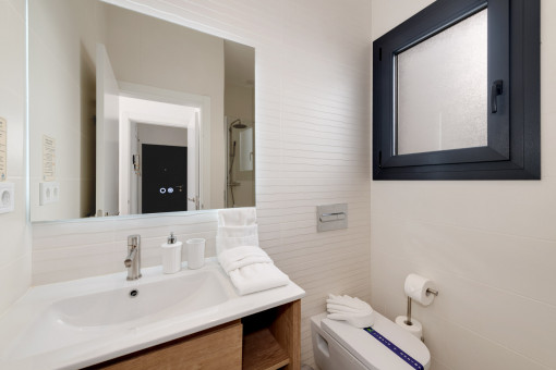 Baño en suite con diseño contemporáneo