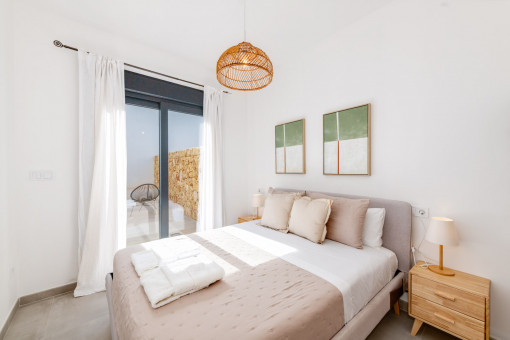 Tercer dormitorio con mucha luz natural, baño en suite y accesso a terraza compartida