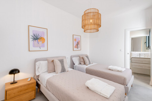 Segundo dormitorio con baño en suite y terraza copartida