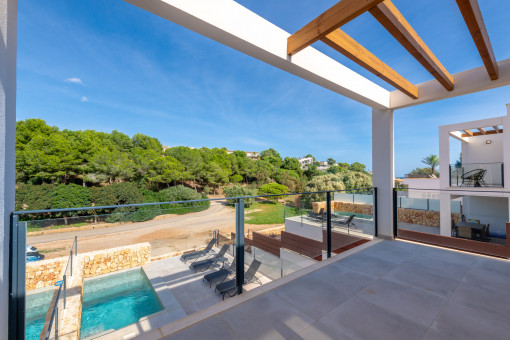 Fachada moderna con zona de piscina y espacio lounge