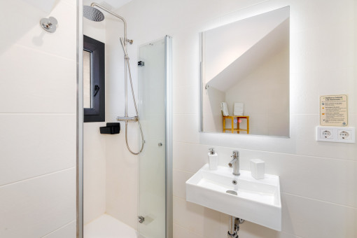Baño en suite con diseño contemporáneo