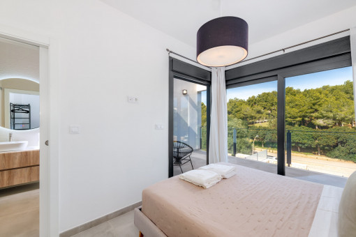 Master bedroom with access to the terrace y baño en suite