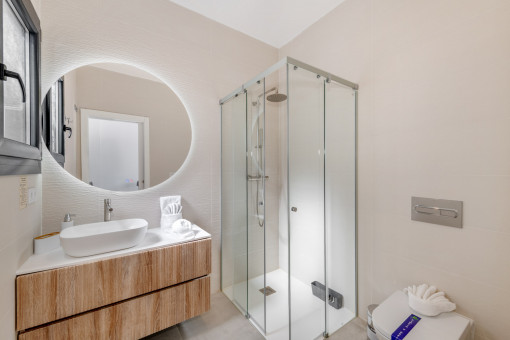 Baño en suite moderno con ducha a ras de suelo