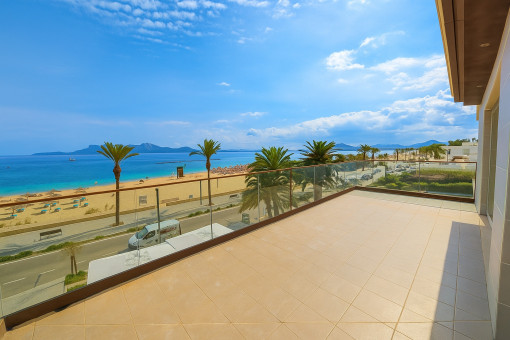 Ático de lujo en primera línea de mar con piscina privada y vistas panorámicas en Port de Pollença
