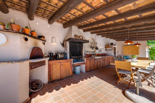 Cocina de verano para disfrutar de agradables veladas al aire libre (horno de piedra, barbacoa)