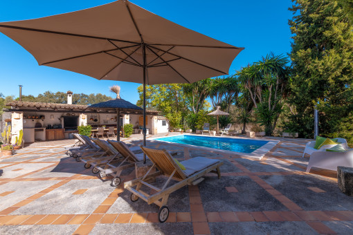 Piscina rodeada de amplias terrazas soleadas