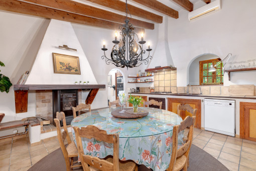 Cocina abierta con zona de comedor