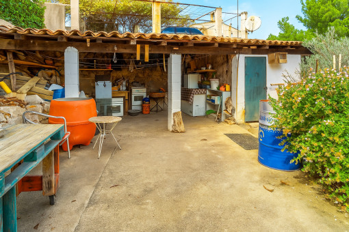 Terraza cubierta en el límite de la parcela