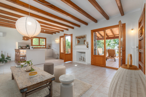 Salón-comedor espacioso con chimenea
