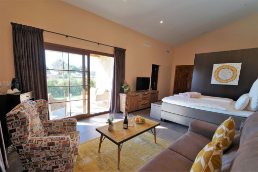 Dormitorio con baño en suite