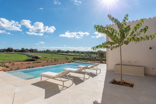 Piscina con vistas a la lejanía
