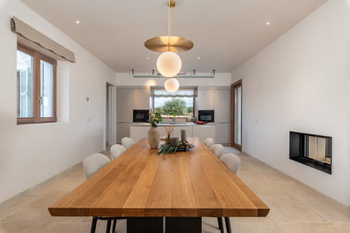 Comedor con chimenea