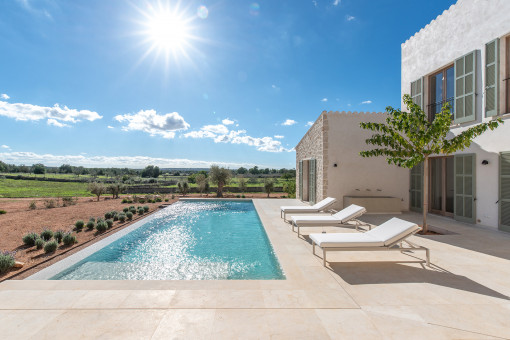 Piscina con solariúm