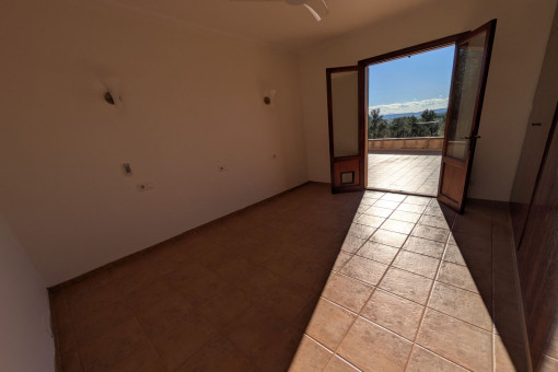 Dormitorio luminoso con acceso a la terraza y vistas a la naturaleza