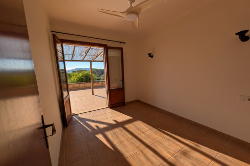 Dormitorio luminoso con acceso a la terraza y vistas a la naturaleza