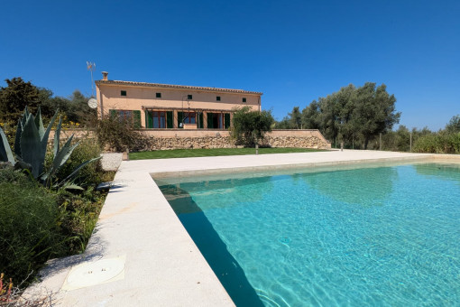 Finca con piscina grande