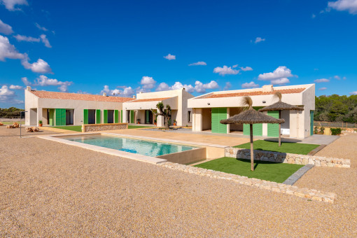 Jardín y piscina