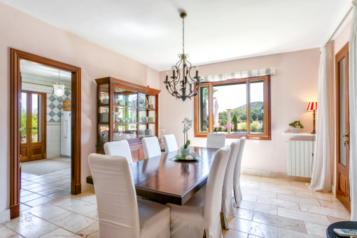 Comedor lleno de luz