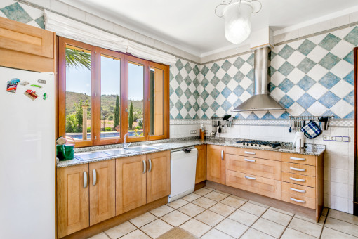 Cocina con vistas a la piscina