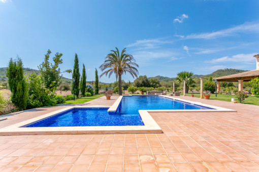 Jardín estupendo con piscina