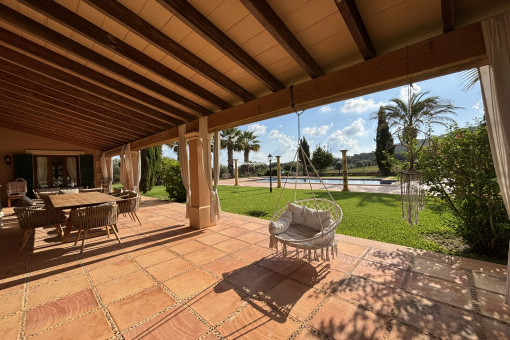Terraza cubierta con vistas a la piscina