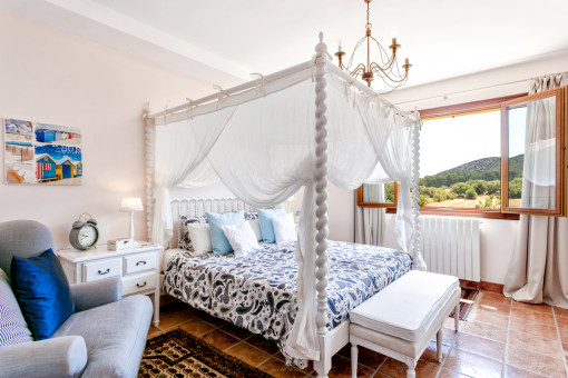 Hermoso dormitorio con vistas al paisaje