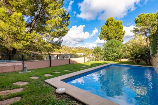 Jardín comunitario con piscina