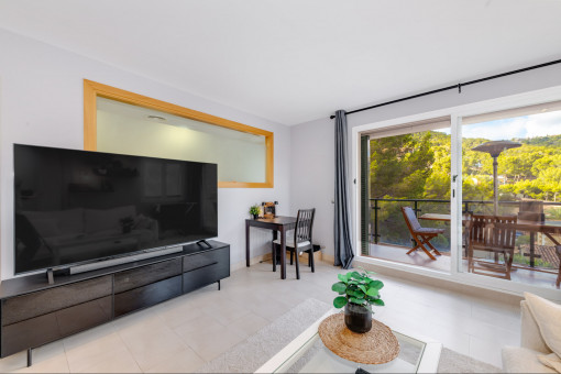 Salón luminoso con acceso a la terraza