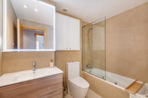 Uno de los dos baños